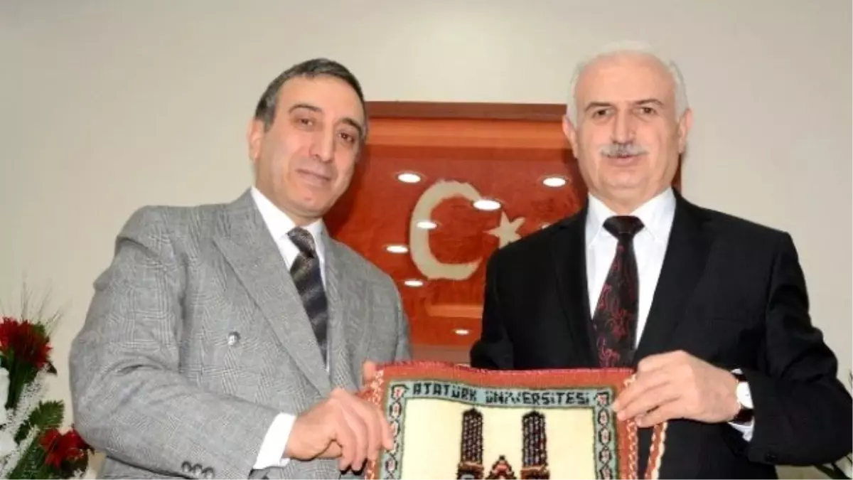 Rektör Koçak\'tan Başsavcı Bingül\'e Çifte Minareli İşlemeli Duvarı Halısı