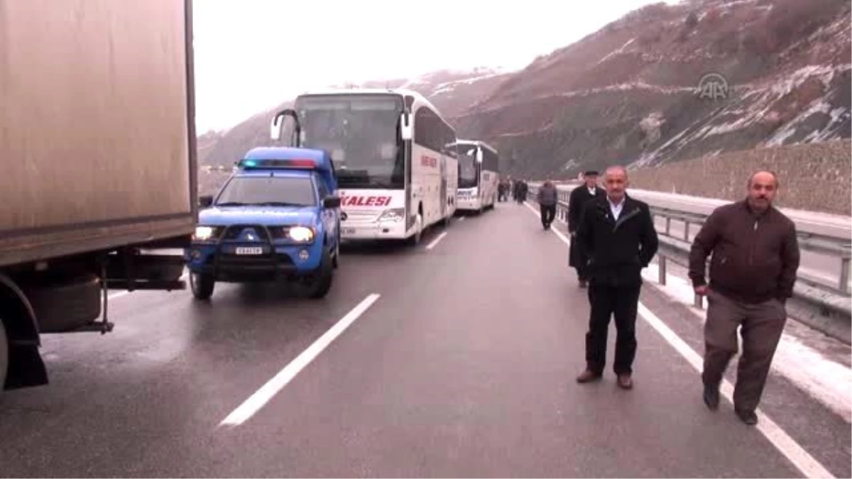Erzincan\'da Zincirleme Trafik Kazası: 3 Yaralı