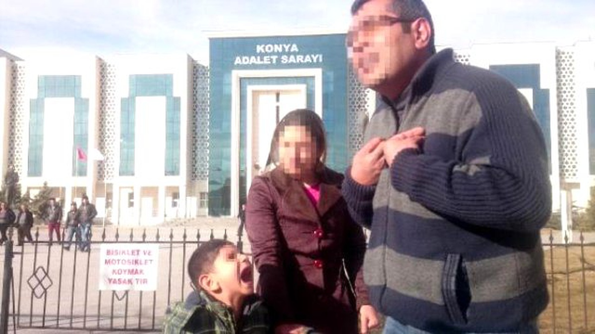 Adliye Önünde 5 Yaşındaki Çocuğun, \'Baba Bizi Bırakma\' Feryadı