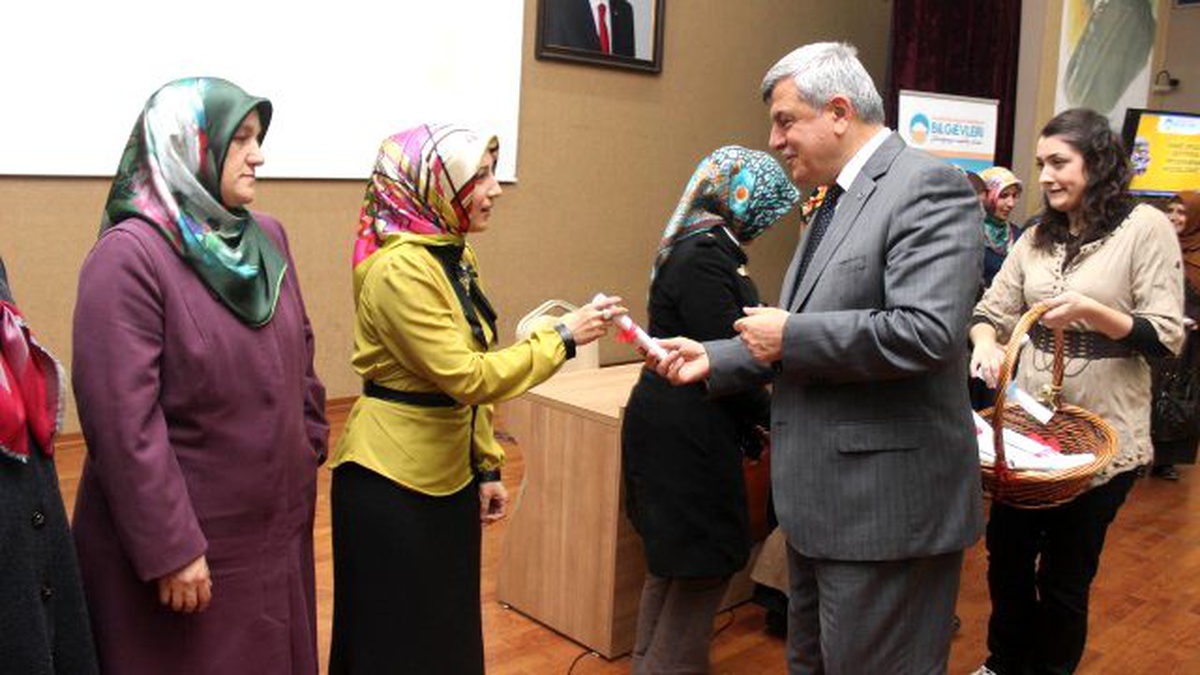 "Anne Okulu" Mezunları Sertifikalarını Aldı