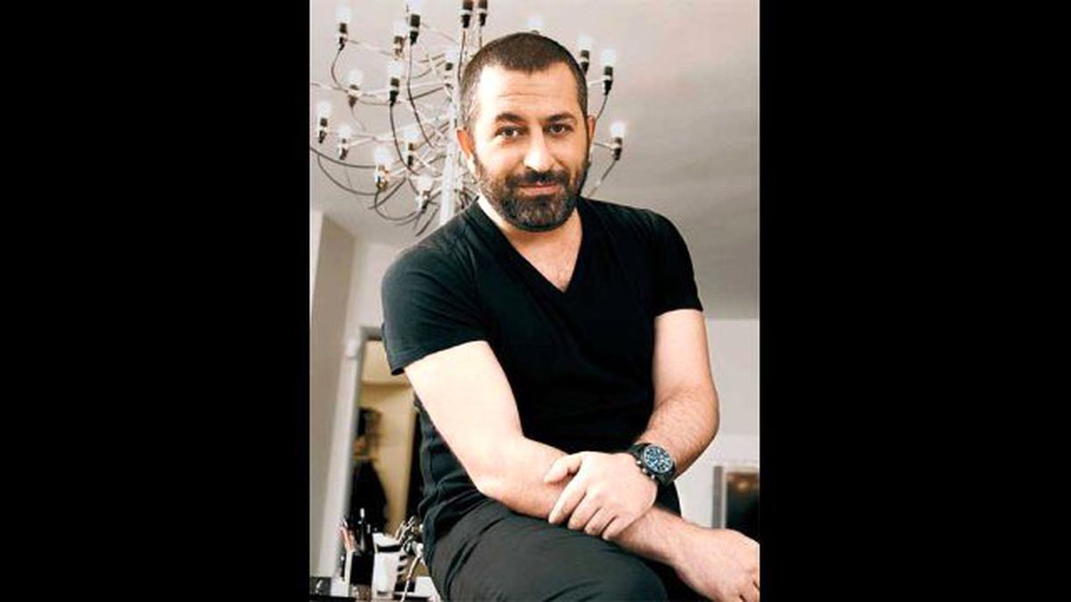Cem Yılmaz Gösterişli Çizmeleriyle Dikkat Çekti