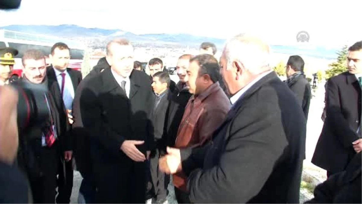 Cumhurbaşkanı Erdoğan, Neşet Ertaş\'ın Kabrini Ziyaret Etti