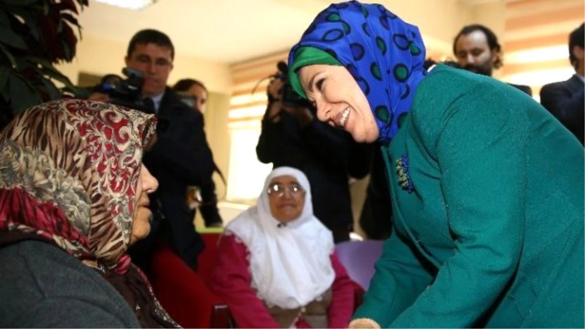 Emine Erdoğan, Kırşehir\'de Şehit Ailesi ve Huzurevini Ziyaret Etti