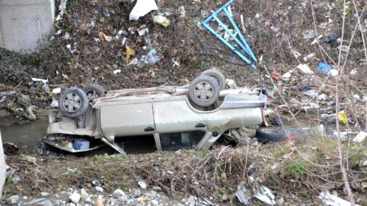 Köprüden Dereye Uçan Otomobilden Burnu Kanamadan Çıktı