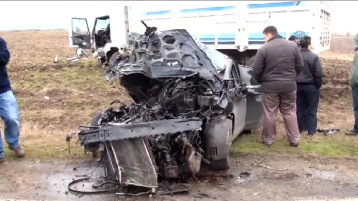 Kırklareli\'nde Otomobille Kamyon Çarpıştı: 2 Yaralı