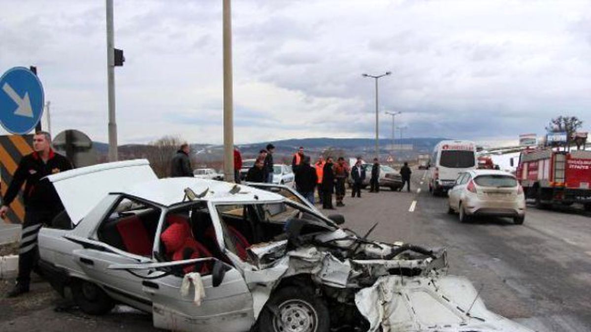 Zincirleme Kazada 3 Araç Birbirine Girdi: 11 Yaralı
