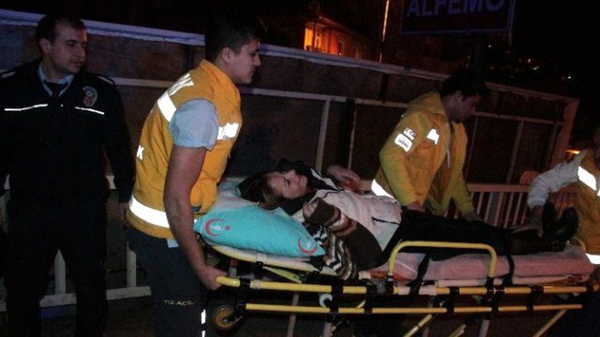 Alkolü Fazla Kaçıran Genç Kız Polis ve Sağlık Ekiplerine Zor Anlar Yaşattı