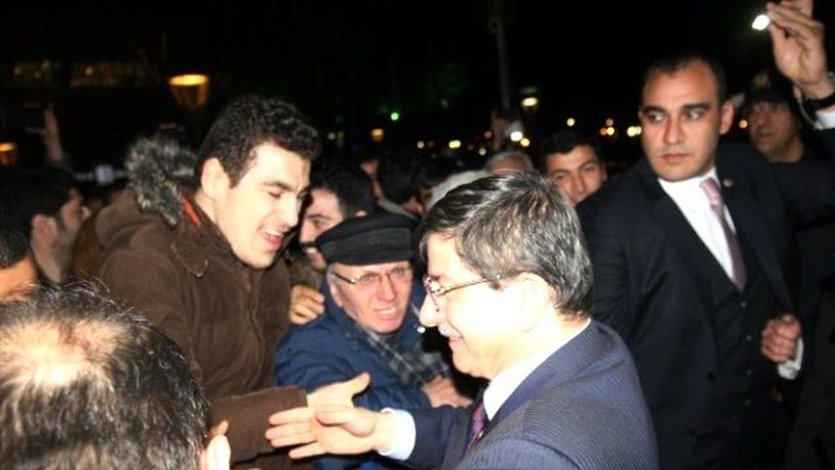 Başbakan Davutoğlu İzmir Valiliğini Ziyaret Etti