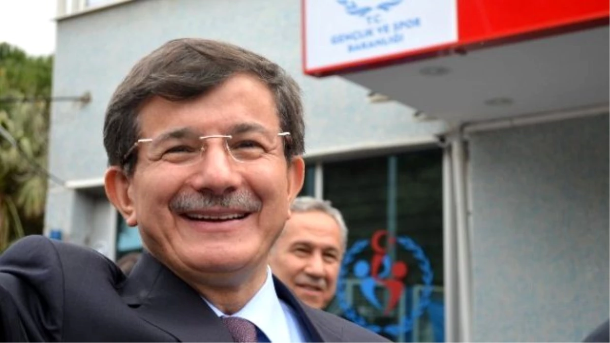 Başbakan Davutoğlu: "Okullarımızda Süt ile Birlikte Kuru Üzüm de Dağıtılacak"