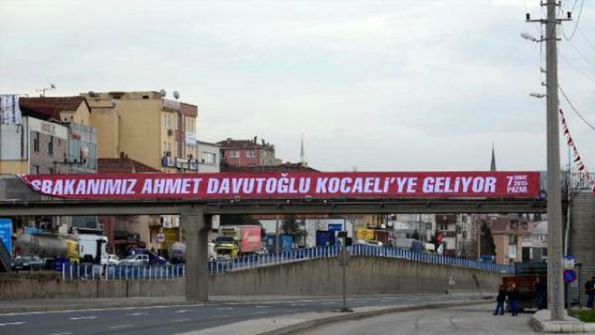Başbakanın Geleceği Gün Karıştırılınca, Afişler Toplandı
