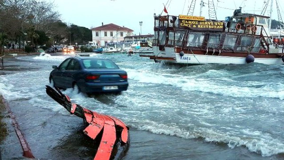 Batan Teknelerin Molozları Sahili Doldurdu