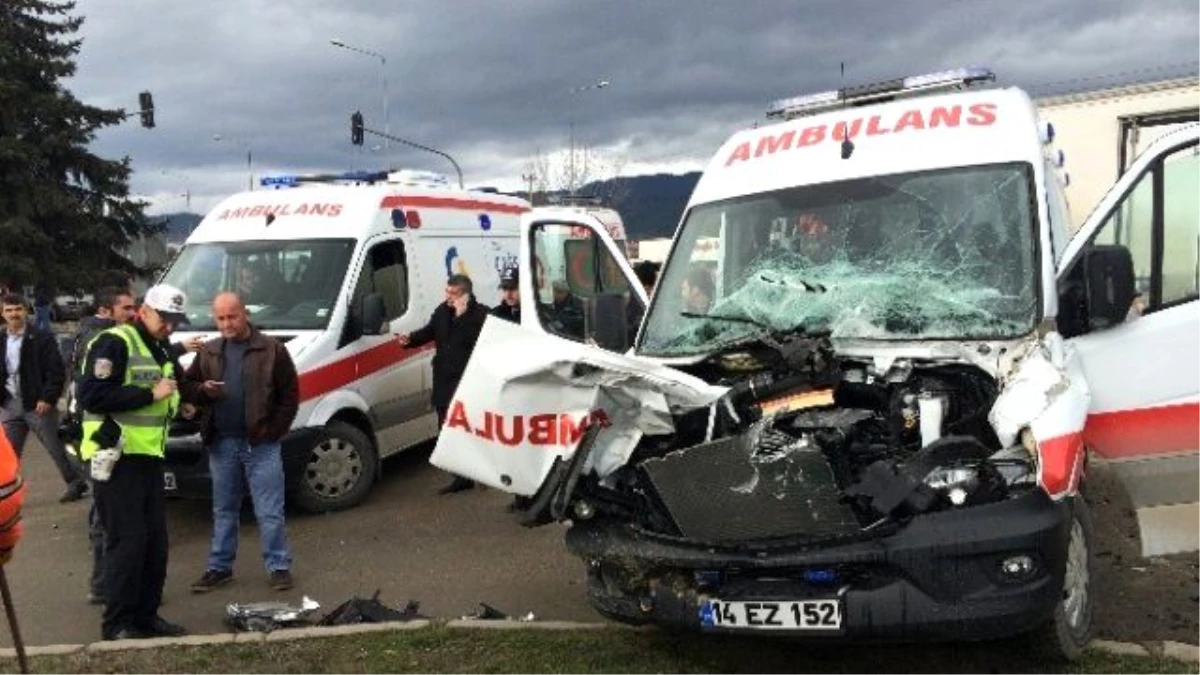 Bolu\'da Hasta Taşıyan Ambulans, Traktörle Çarpıştı