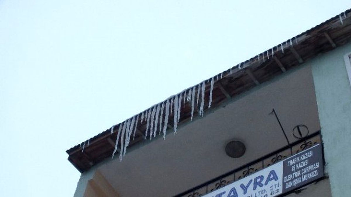 Malazgirt\'te Çatılardan Sarkan Buzlar Tehlike Arz Ediyor