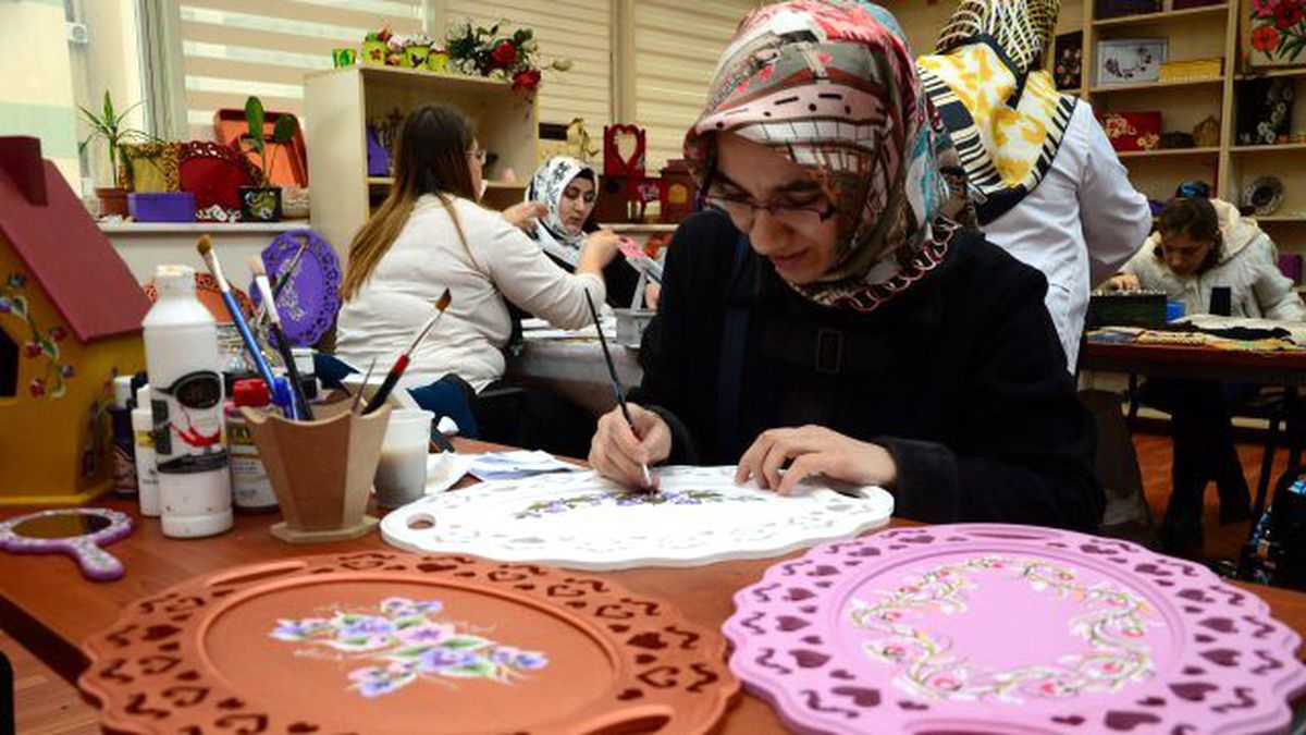 Esra Herkesin Takdirini Topluyor