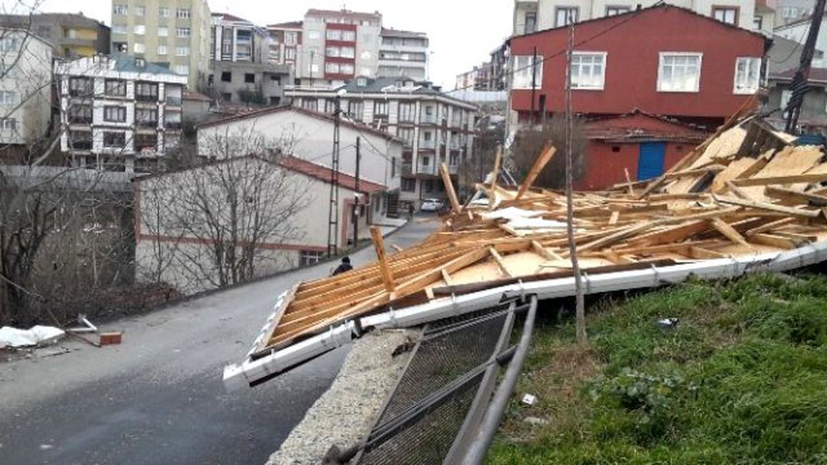 Eyüp\'te Fırtına Evlerin Çatılarını Uçurdu