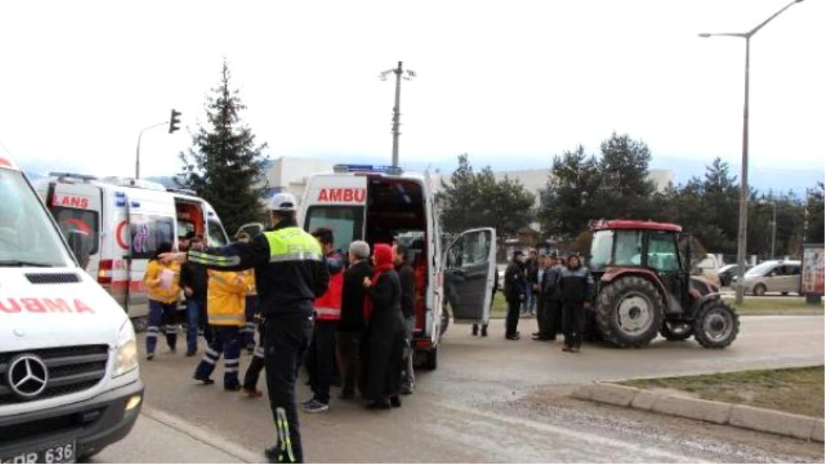 Hasta Taşıyan Ambulans Traktöre Çarptı: 2 Yaralı