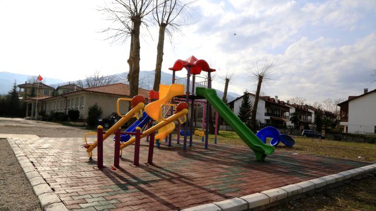 İlkokulu Bahçesine Çok Amaçlı Saha