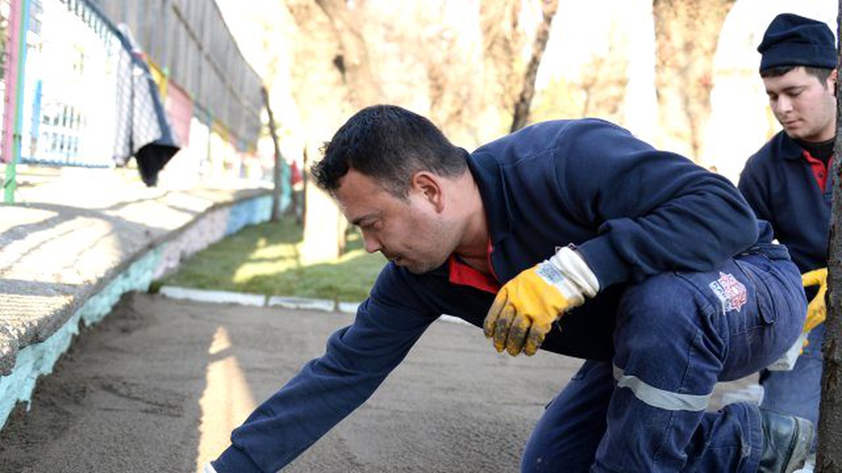 Karesi\'de Okullara Oyun Parkı Kuruluyor
