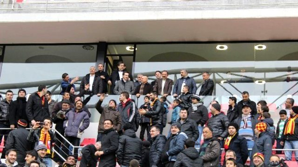 Kayserispor Taraftarından Sevgi Gösterisi