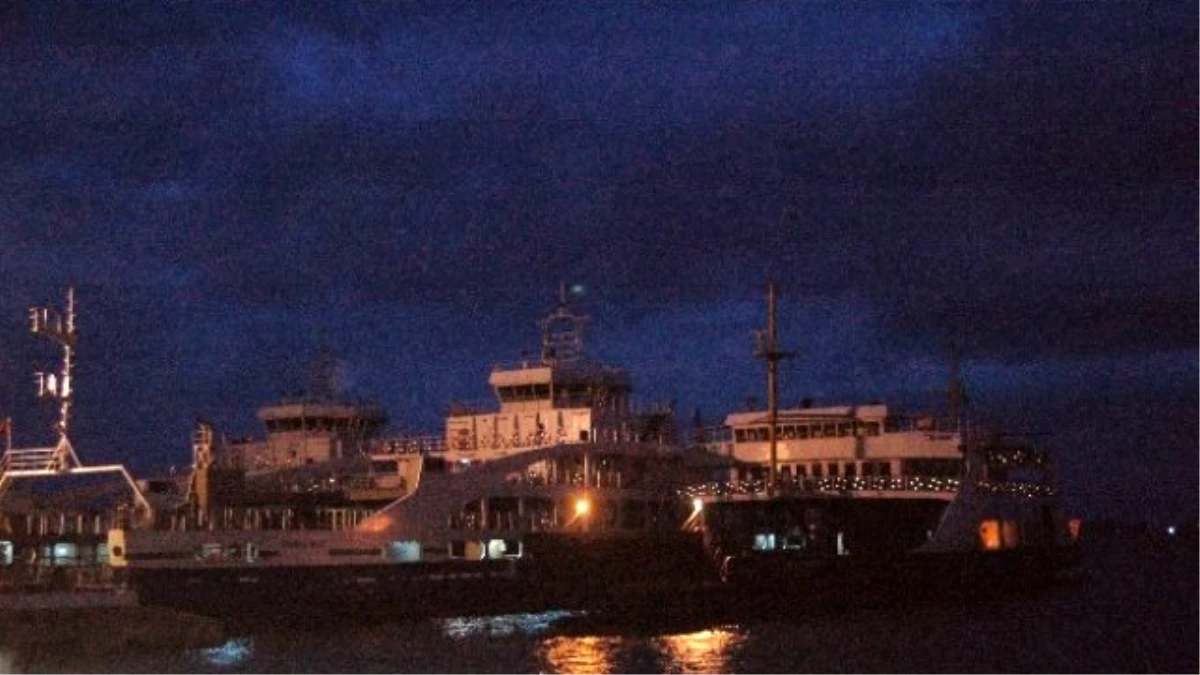 Çanakkale\'de Kuvvetli Fırtına Deniz Ulaşımını Durdurdu