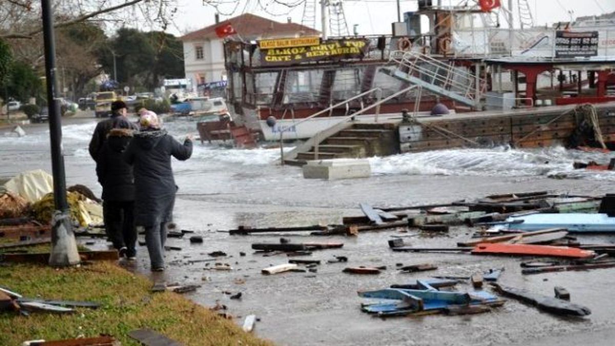 Lodos Erdek\'te Balıkçı Teknelerini Batırdı