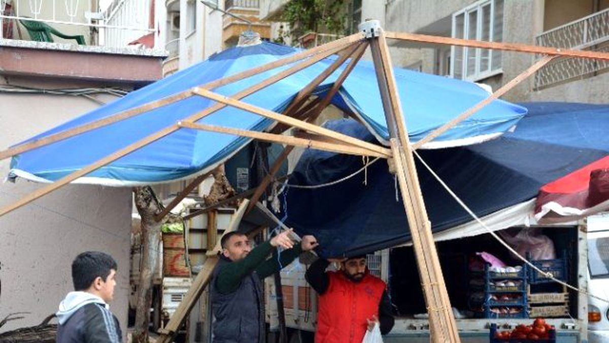 Lodos Manisa\'da Pazar Yerini Vurdu
