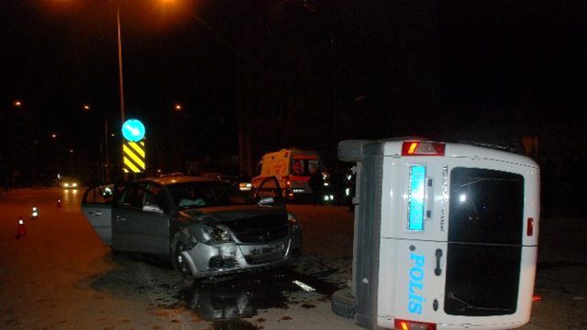 Otomobil Polis Aracına Çarptı: 4 Yaralı