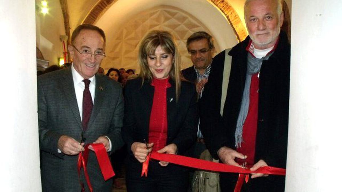 "Penceremde Yaz Çiçekleri"