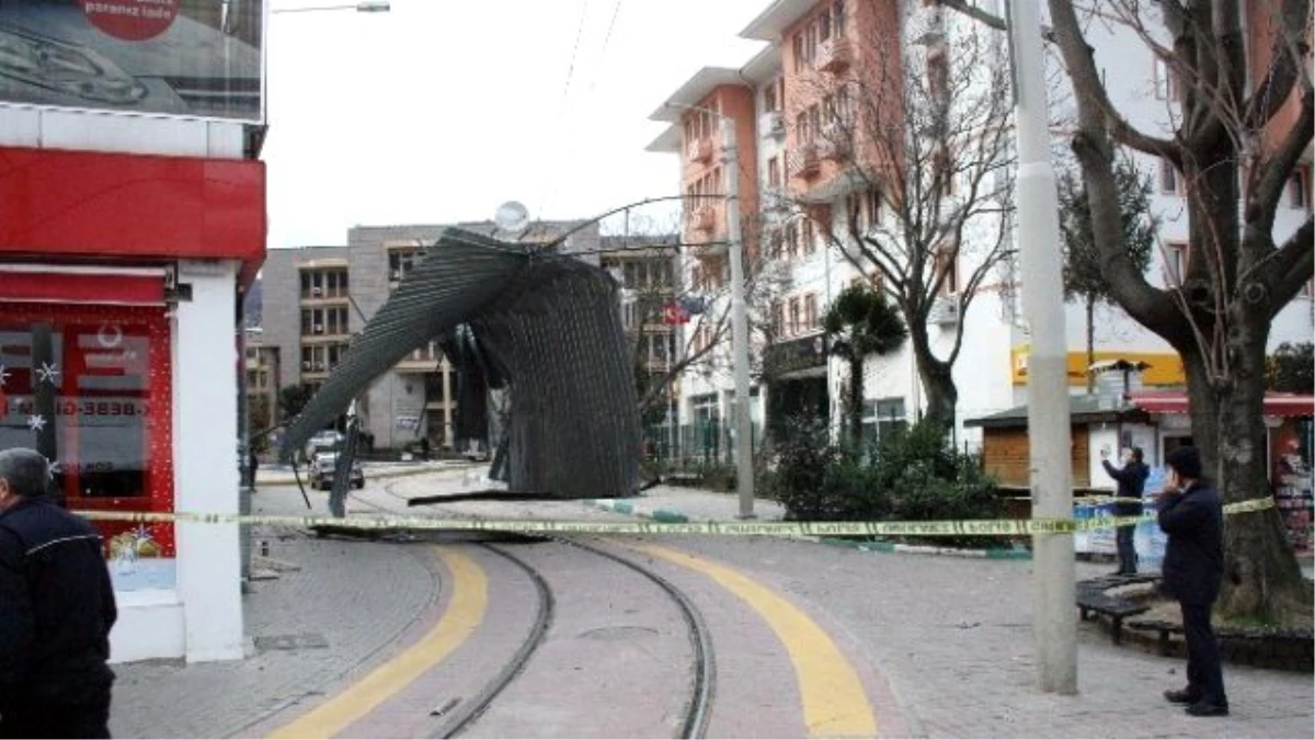 Bursa\'da Şiddetli Lodos Çatı Uçurdu