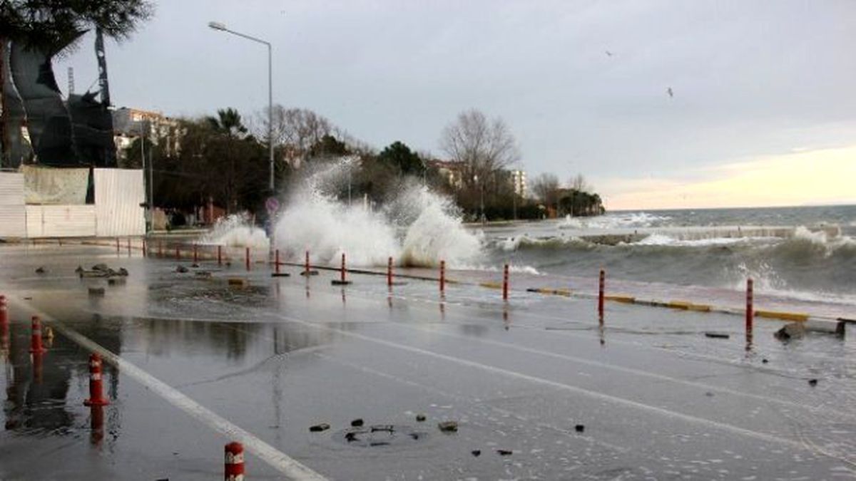 Sinop\'ta Dev Dalgalar Yolu Trafiğe Kapattı