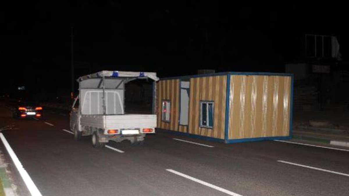 Ağaçları Kökünden Söken Lodos, Çatıları Uçurdu