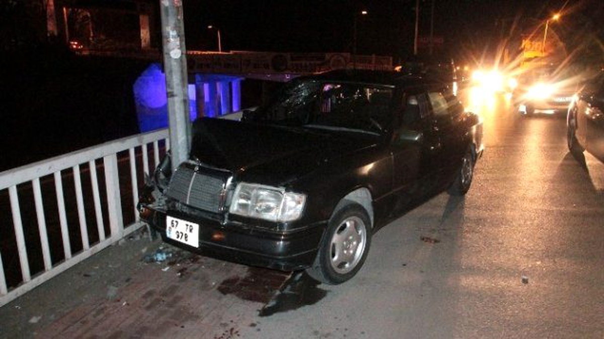 Alkollü Sürücü Yoldan Çıkıp Elektrik Direğine Çarptı: 2 Yaralı