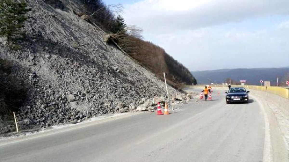 Bolu Dağı\'nda Yola Düşen Taşlar Tehlike Yarattı