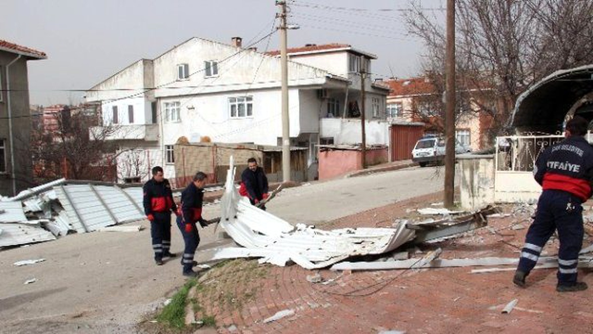 Çan\'da Caminin Minaresi Lodos Nedeniyle Yıkıldı