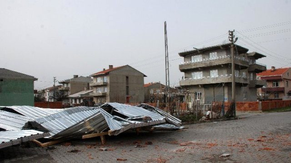 Çanakkale\'de Lodos Hayatı Felç Etti