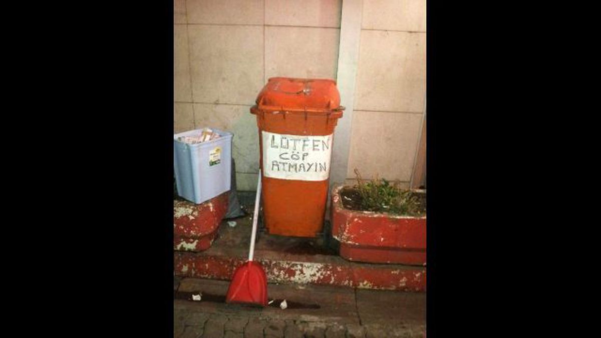Çöp Konteynerına "Çöp Atmayın" Yazdılar