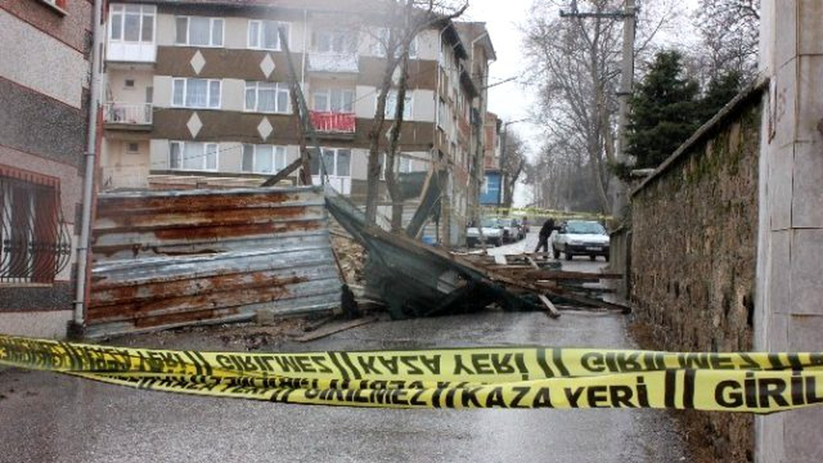 Edirne\'de Şiddetli Fırtına Çatıları Uçurdu, Ağaçları Devirdi