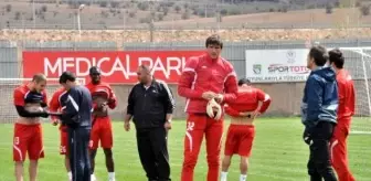 Elazığspor Kaleci İvesa ile Yolları Ayırdı