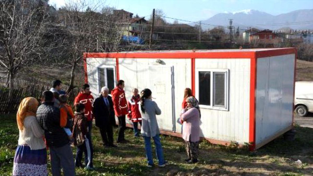 Evi Yanan Aile Konteynerde Yaşayacak