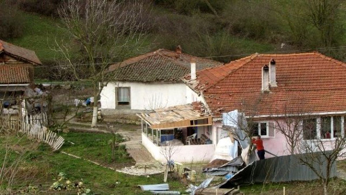 Fırtına Çatıları Uçurdu