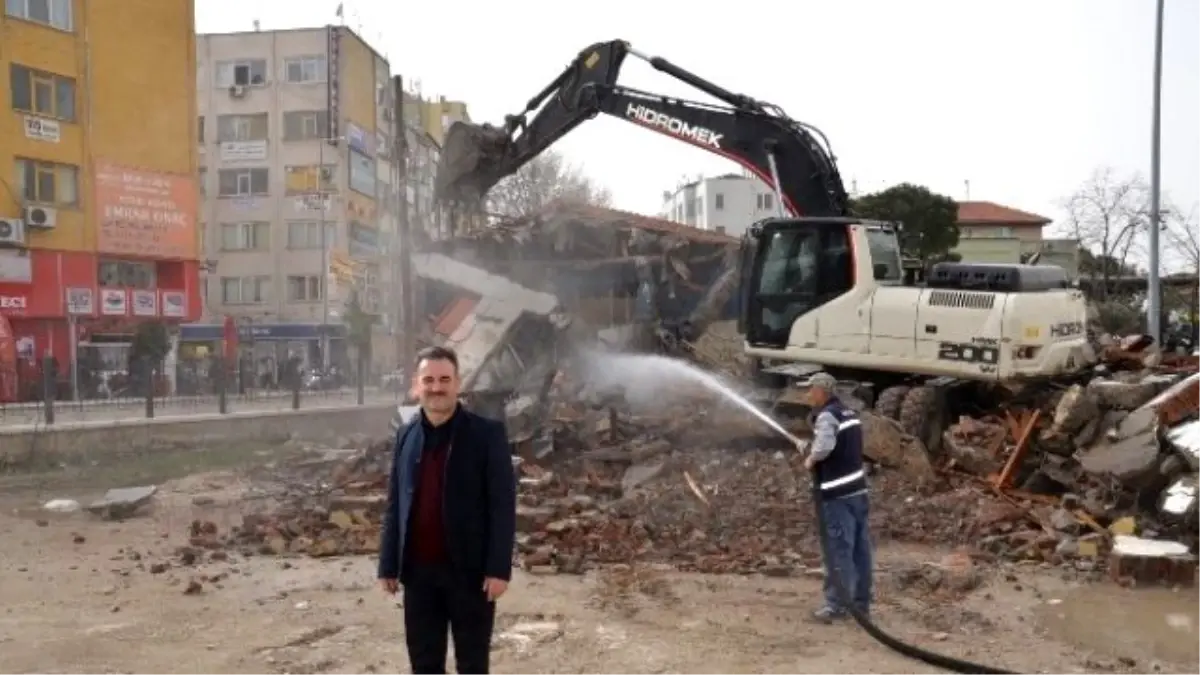 Gemlik Meydanına Nefes Aldıran Yıkım