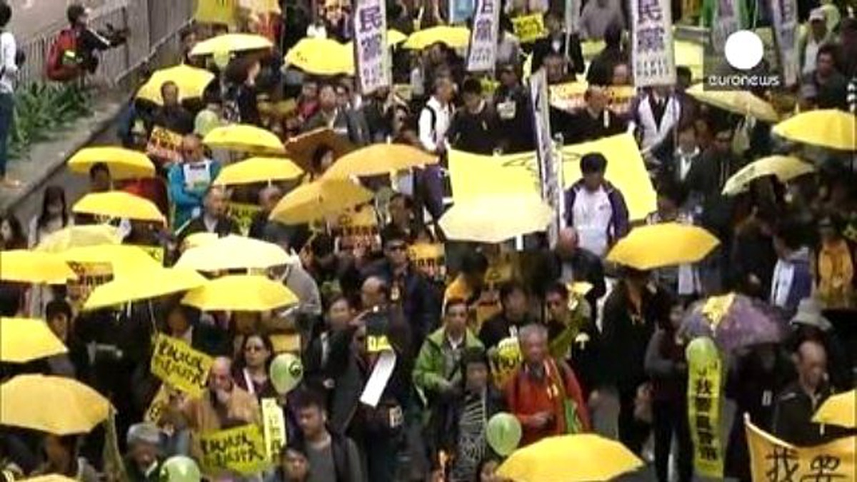 Hong Kong: Sarı Şemsiyeliler Yeniden Sokaklarda