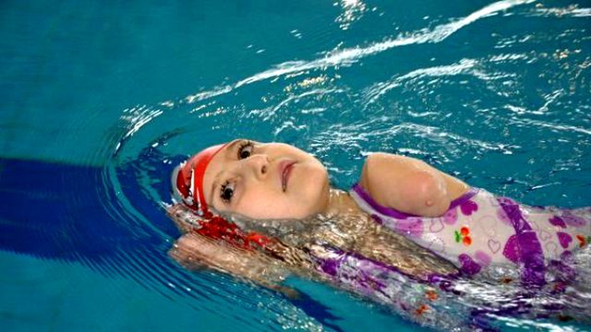 İki Kolu Olmayan Nisanur, Yüzerek Hayata Tutundu