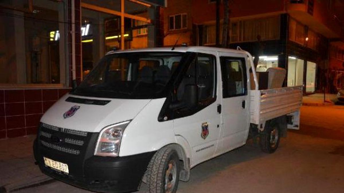 İkinci Müdür Cezaevi Aracıyla Kardeşinin Lokantasındaki Eşyaları Taşıdı
