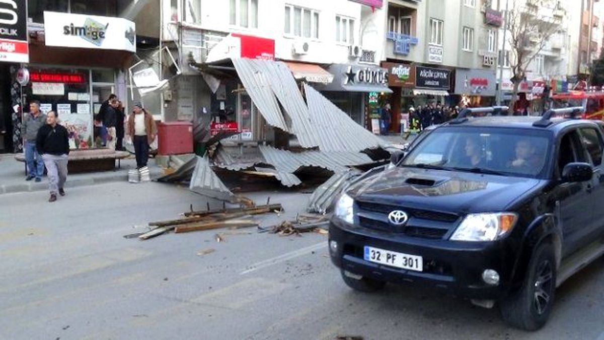Isparta\'da Çatı Uçtu: 2 Yaralı