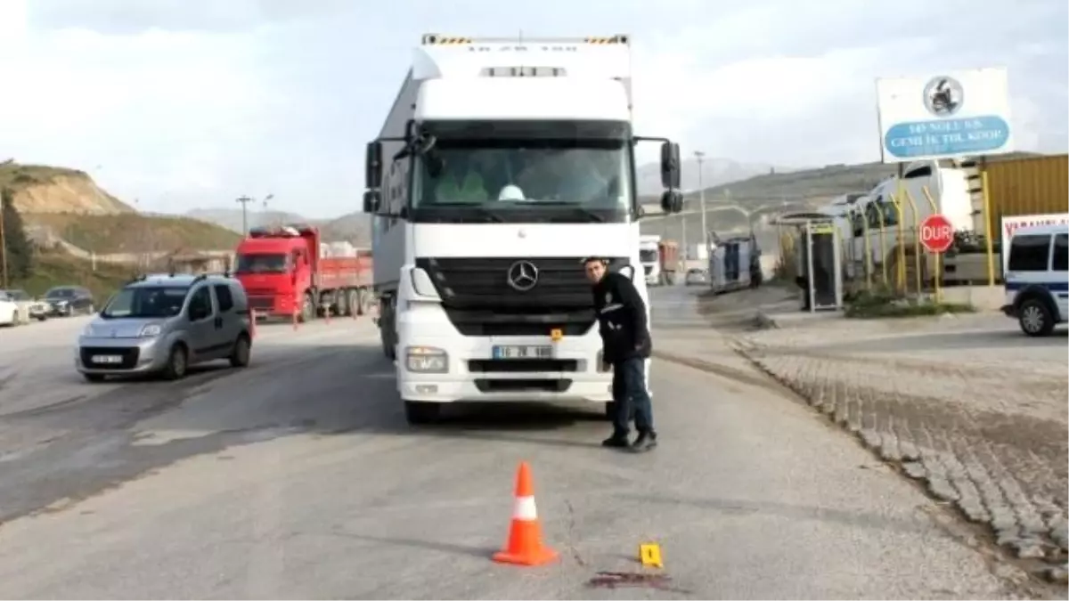 Kamyonun Altında Kalan Genç Öldü
