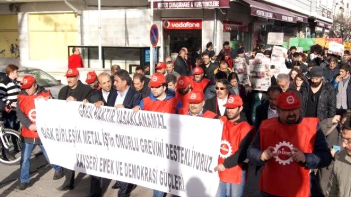 Kayseri\'de İşçilerden Grev Yürüyüşü