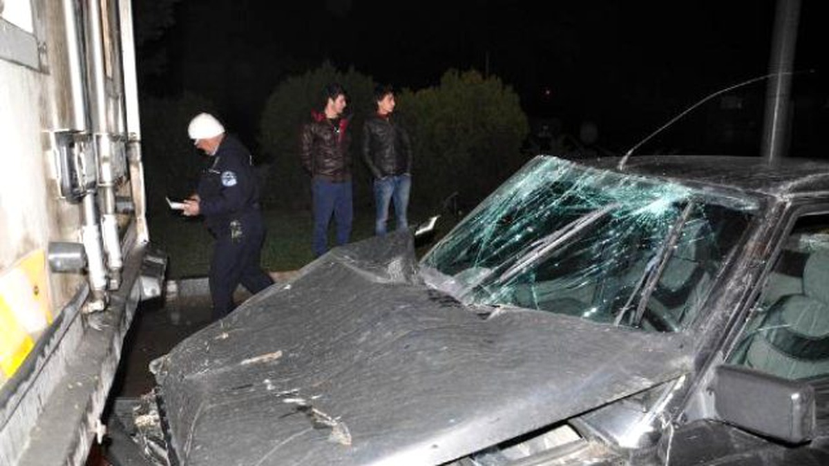 Kırmızı Işıkta Bekleyen Kamyonun Altına Girdi: 2 Yaralı