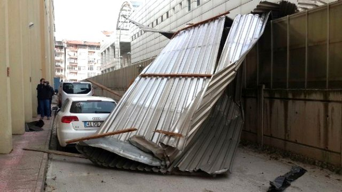 Kocaeli\'de Lodos Hayatı Felç Etti