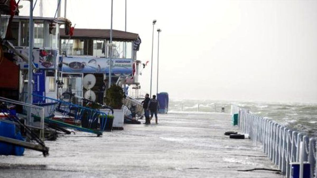 Kocaeli\'yi Lodos Vurdu; Çatılar Uçtu, Deniz Kabardı